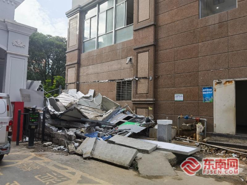 汽车堵门、推倒垃圾房…… “兄弟小区”冲突不断为哪般？(图1)