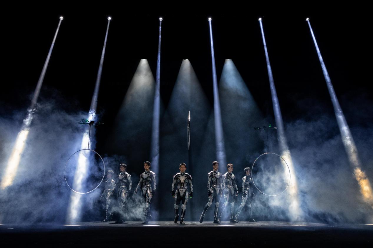 福建杂技团全球首创无人机杂技，开创人机共演艺术先河