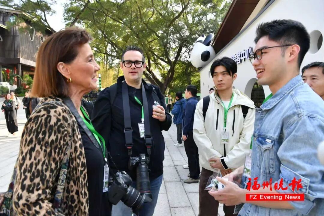 70 多岁美国女士乔治妮千里来榕会熊猫‘巴斯’(图1)