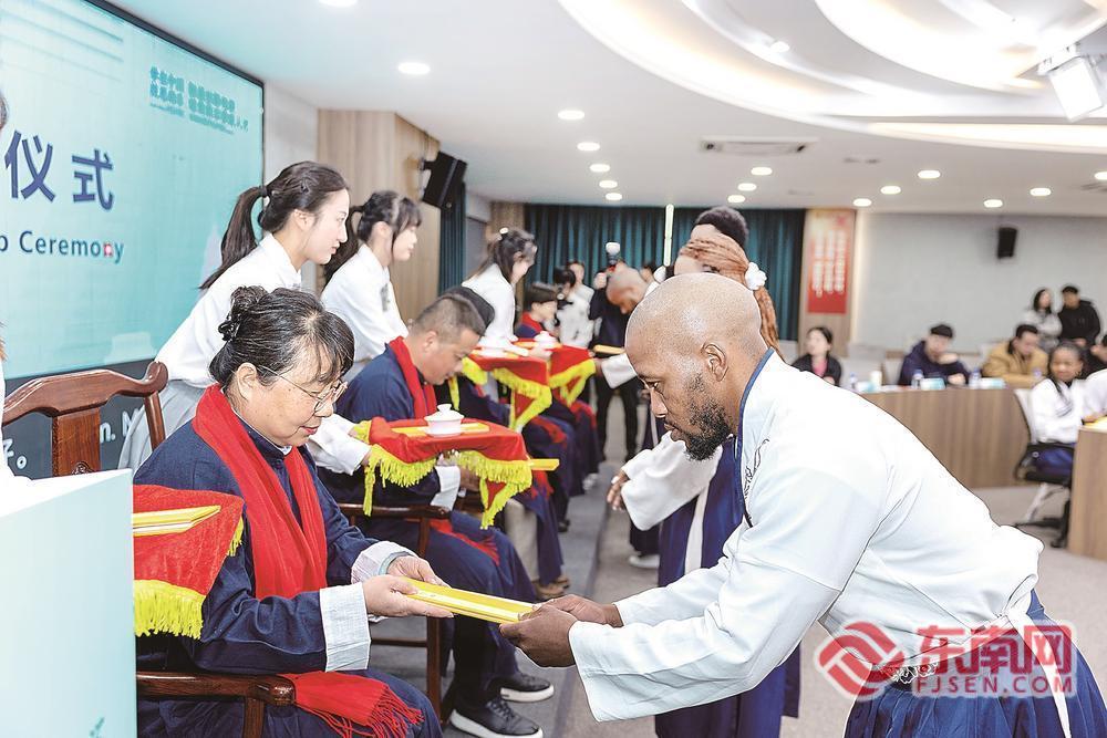 南非青年跨境电商技能专训班开班 向中方导师行拜师礼