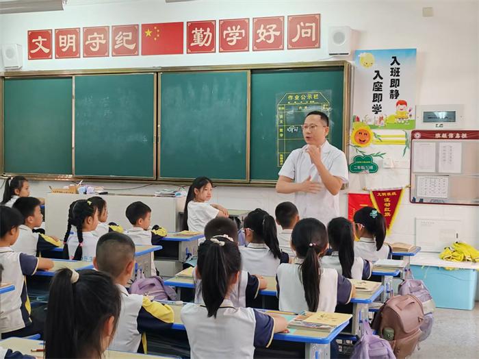 龙岩爱尔眼科黄天宏：暖男医生为儿童眼病患者带来光明与呵护(图4)