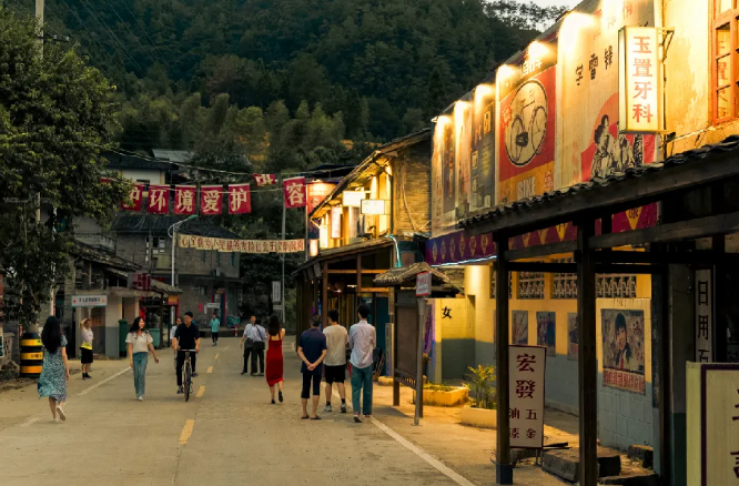 80年代气息池潭村成鲜活片场，八方来客共逐梦(图1)