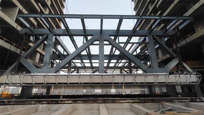 福建二建集团万鼎世纪商业广场项目空中连体钢桁架成功提升(图2)