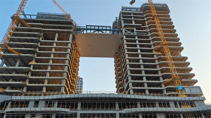 福建二建集团万鼎世纪商业广场项目空中连体钢桁架成功提升(图3)