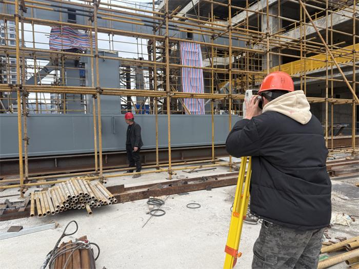 福建二建集团万鼎世纪商业广场项目空中连体钢桁架成功提升(图7)