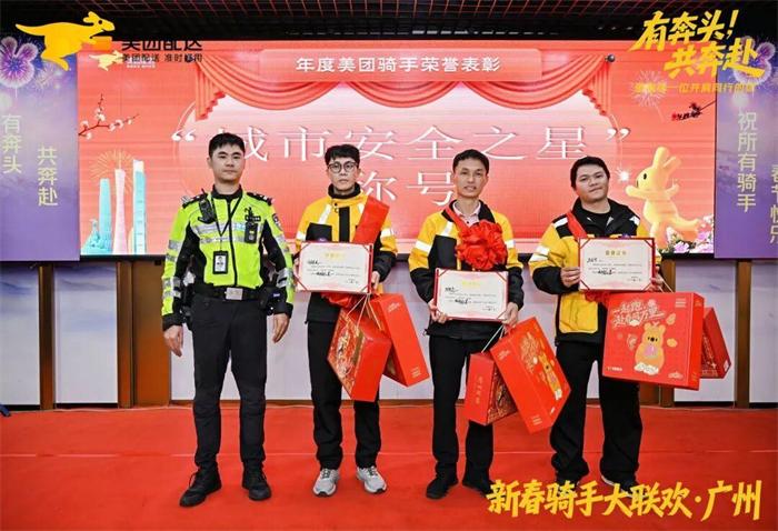 青岛骑手谭瑞刚小年获惊喜，美团百万骑手收新春礼包(图2)