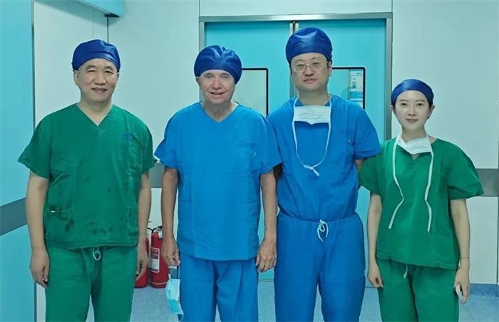 厦门眼科刘才远教授完成FM微透镜老视矫正手术，造福老花眼患者(图2)