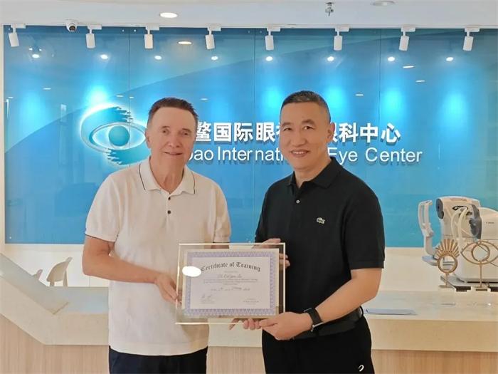 厦门眼科刘才远教授完成FM微透镜老视矫正手术，造福老花眼患者(图3)